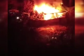 Alev alev yanan ev kullanılamaz hale geldi