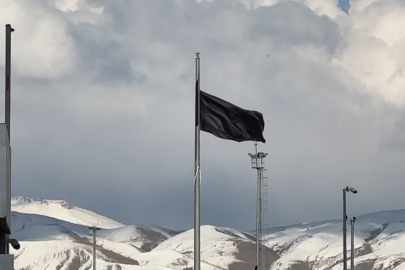 İran tarafında dev siyah bayrak dikkat çekti