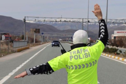 Polisin ‘dur’ ihtarını uymayan ehliyetsiz sürücüye 542 bin lira ceza