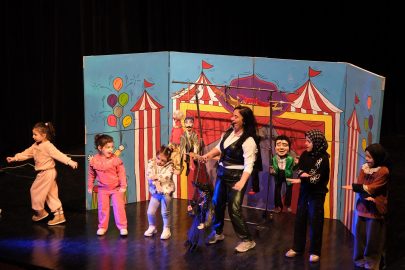 Yıldırımlı çocuklara kukla gösterisi