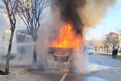 Alevlerin bir anda sardığı minibüsteki yangın paniğe neden oldu