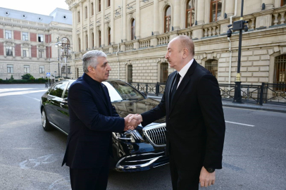 Aliyev'den İran Büyükelçiliği'ne "Hamaney için başsağlığı" ziyareti