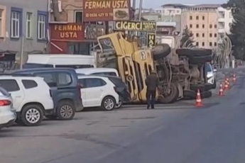 Devrilen tır park halindeki 7 araca çarptı