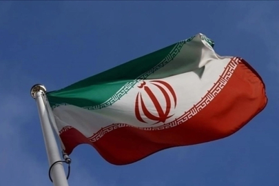 İran, Katar’daki ABD üssünü balistik füzeyle vurdu