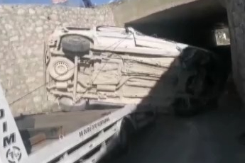 Kontrolden çıkan araç köprüden uçtu