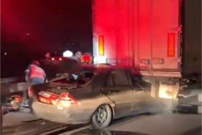 Otoyolda kontrolden çıkan otomobil, tıra arkadan çarptı