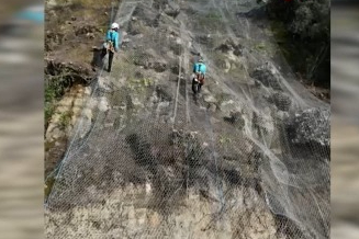 Örümcek adamlar yamaçları çelik ağlarla örüyor
