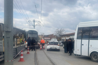 Minibüsle çarpışan tramvay raydan çıktı