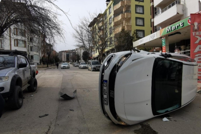 Park halindeki araca çarpan otomobil devrildi