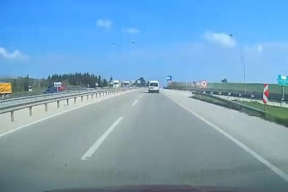 Seyir halindeki araçtan teker yola fırladı