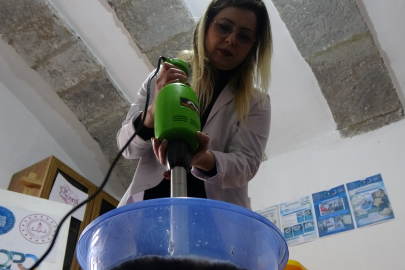 Yumurta kolilerinden el yapımı kağıt üretiyorlar