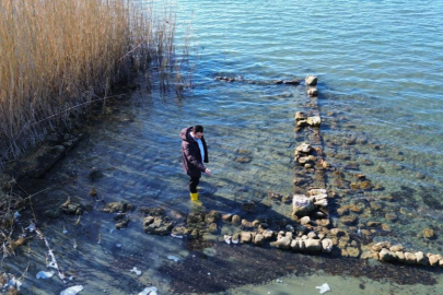 İznik Gölü'nde sular çekildi...Bir tarihi eser günyüzüne çıktı