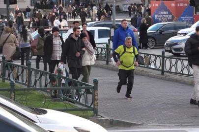 Bursa'da 66 yaşındaki esnaf, oruçlu halde trafiğe takılmamak için iftara koşuyor