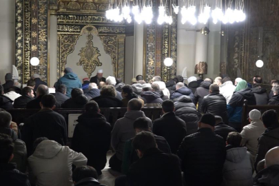 Bursa'da vatandaşlar sabah namazında Ulu Camiye akın etti