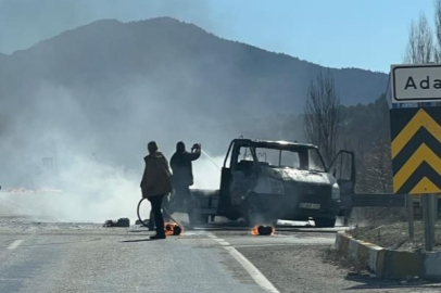 Seyir halindeki kamyonet alev alev yandı