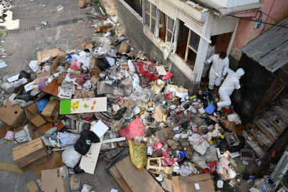 Çöp evden 12 kamyon atık çıkarıldı