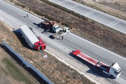 Hırdavat malzemesi yüklü tır devrildi, sürücü yaralandı