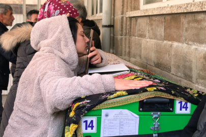 Küçük Öykü, gözyaşları arasında toprağa verildi