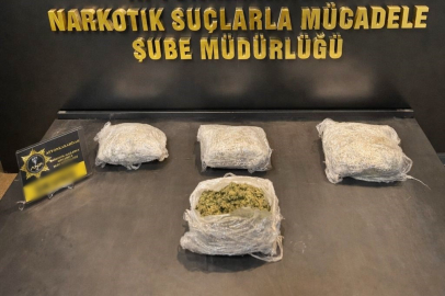 Aracın tamponuna zulalanmış uyuşturucu böyle bulundu