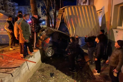 Bursa'da kontrolden çıkan araç apartmanın bahçesine savruldu