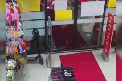 Mağaza açılışında indirim izdihamında birbirini ezdiler