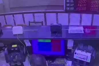 Silahlı hırsız, döviz bürosunu soymaya çalıştı