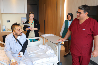 Otomobille giderken kafasına kaya yuvarlandı