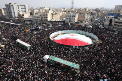 Saldırıda ölen İranlı komutanlara son görev