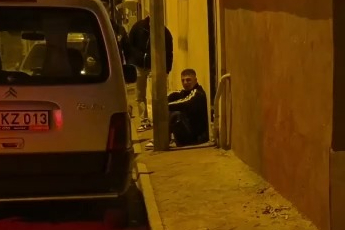 Sevgilisinden ayrılan genç sokak ortasında aracını parçaladı