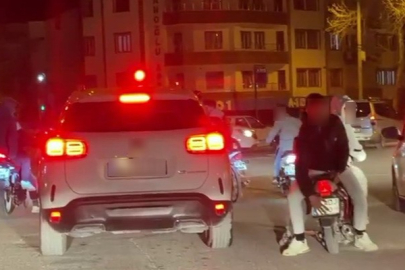 Kasksız şekilde motosiklete ters oturdu
