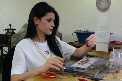 Ojeli tırnaklarıyla erkek egemen meslekte usta oldu