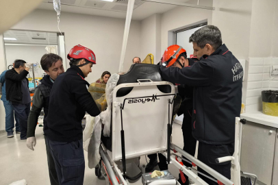 Göğüs boşluğuna demir saplanan hastanın ameliyatına itfaiye girdi