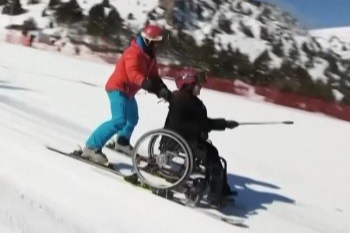 Tekerlekli sandalyeyle kayak yaparak hayalini gerçekleştirdi