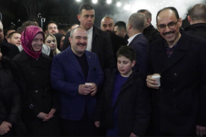 AK Parti Bursa Milletvekili Varank ve MİT Başkanı Kalın, sahurda vatandaşlarla bir araya geldi