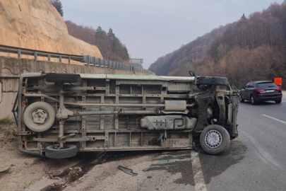 Bursa'da kontrolden çıkan minibüs takla attı