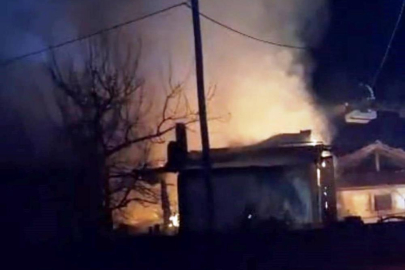 Hisarcık'ta çıkan yangında ev ve samanlık tamamen yandı