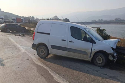 İki otomobil kafa kafaya çarpıştı: 1 yaralı