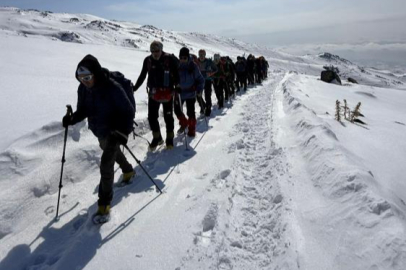 19 kişilik dağcı grubu Ağrı Dağı zirve tırmanışına başladı