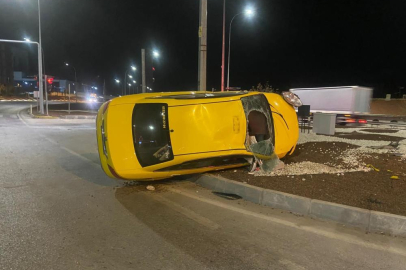 Kontrolden çıkan ticari taksi orta refüje devrildi