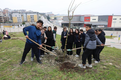 Nilüfer'de minikler doğa için fidan dikti