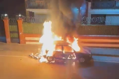 Alevlere teslim olan otomobil dakikalarca böyle yandı