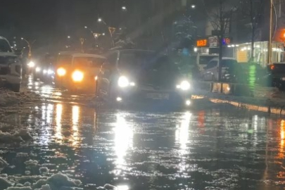 Caddeler göle döndü, otomobiller adeta suda yüzdü