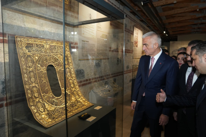 "16'ncı yüzyıla tarihlenmiş iki adet İznik çinisinin ülkemize iadesini sağlamış bulunuyoruz"