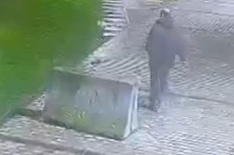 Beyoğlu'nda parkta düşürülen telefonu çaldı, o anlar kamerada