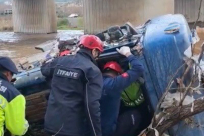 Kontrolden çıkan tır çaya düştü, sürücü hayatını kaybetti