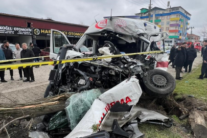 Vakaya giden ambulans kaza yaptı: 1 ölü, 3 yaralı