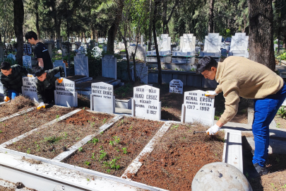 Anneannelerinin öğüdüyle başladılar, binlerce mezarı temizlediler
