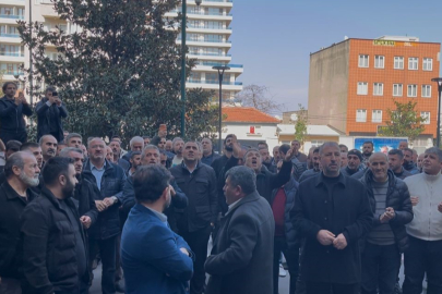 Bursa'da halk otobüsü esnafı belediye önünde toplandı