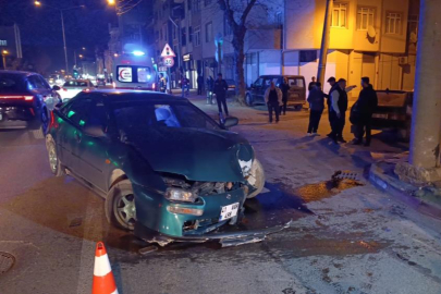 Bursa'da kontrolden çıkan otomobil direğe çarptı: 3 yaralı