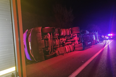 Bursa'da kontrolden çıkan tır devrildi